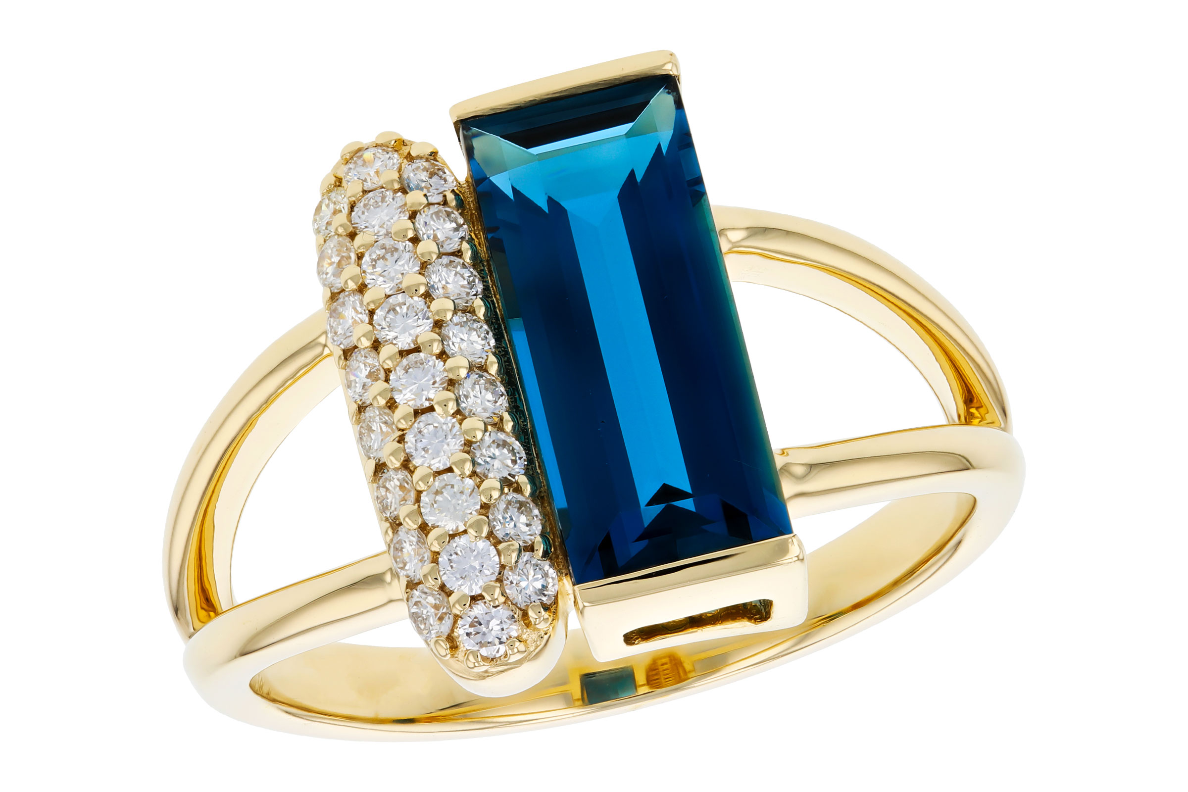 B321-38934: LDS RG 2.67 LONDON BLUE TOPAZ 2.92 TGW (12x5MM BT)
